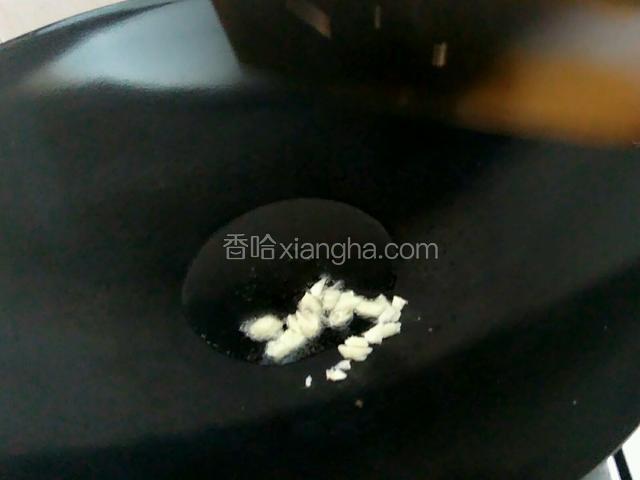 锅里下适量的油，下蒜爆香～