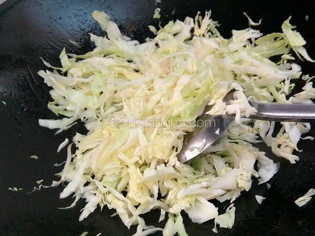 下卷心菜快速翻炒，炒制软