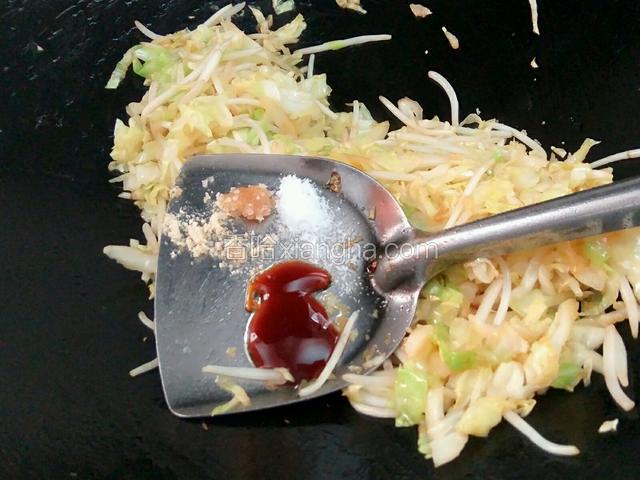 下适量的蚝油盐鸡精翻炒圴勺，