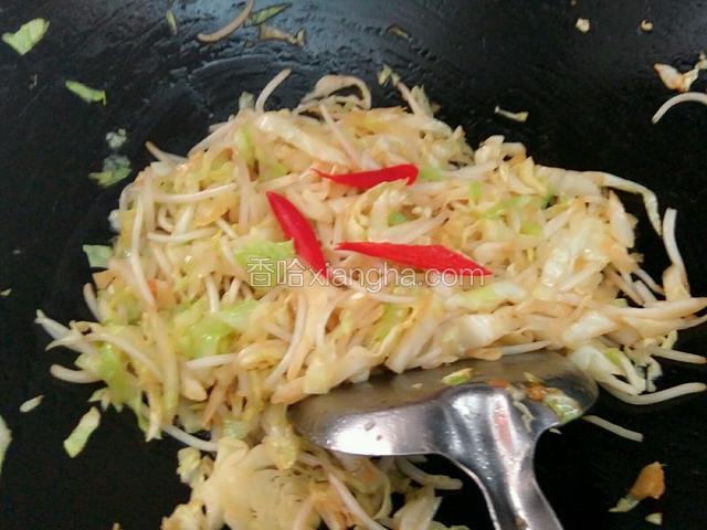 下辣椒翻炒几下关火，（喜欢辣一点的可以把辣椒和蒜一起下）