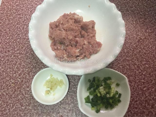 把猪肉用料理机打成肉末，葱切葱花，姜切碎备用