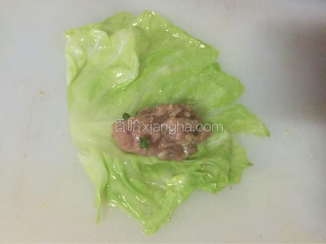 放入调好的肉馅