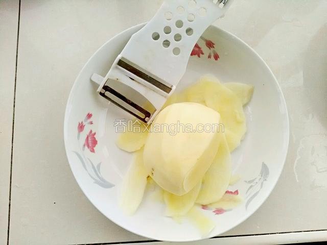 用打土豆片的刀把土豆打成薄皮就可以