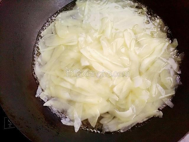 锅里水开后，把打好的土豆放入锅里煮一分钟即可