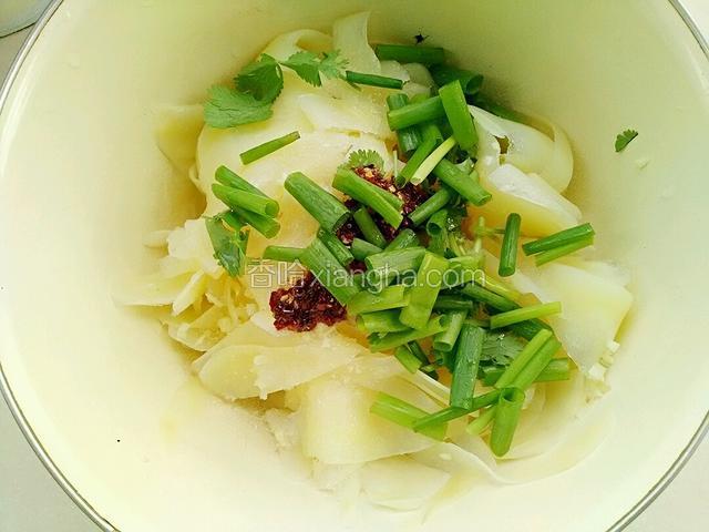 然后放上所有调料葱蒜，糖醋盐鸡精，香油芝麻搅拌均匀，即可