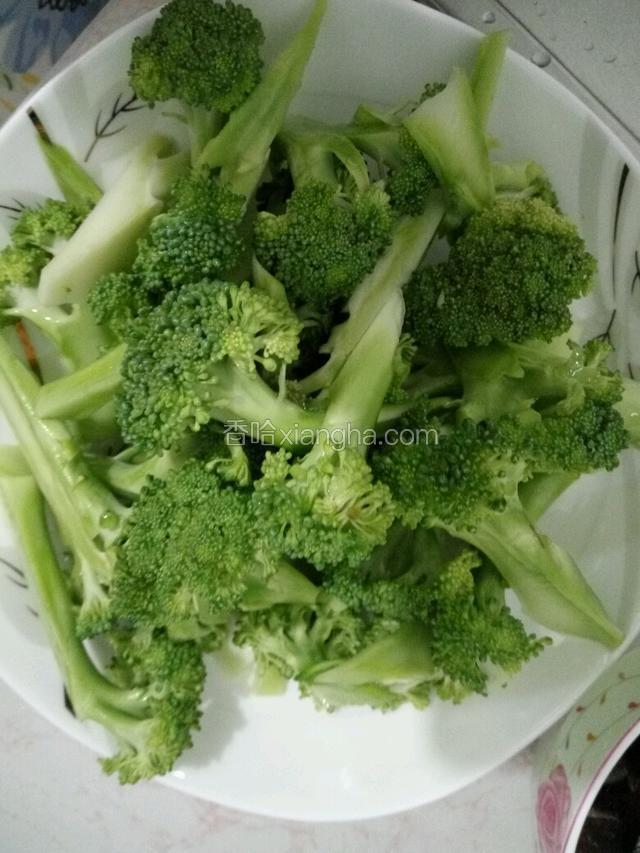 将西兰花处理一下，切成小朵，放入盐水中浸泡几分钟，清洗一下农药残留，再用清水冲洗一下，放入盘中备用。