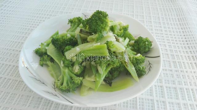 将蒜洗干净，切成蒜蓉，葱和辣椒切段，锅中放入少许油烧热，放入葱，辣椒和蒜蓉，关火。
