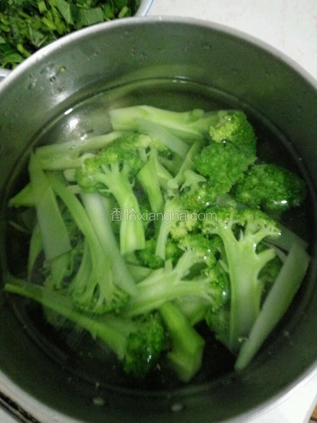 烧一锅清水，将西兰花放入沸水中焯至断生，最好不要太久，保持一下清脆的口感，然后过凉水，沥干备用。