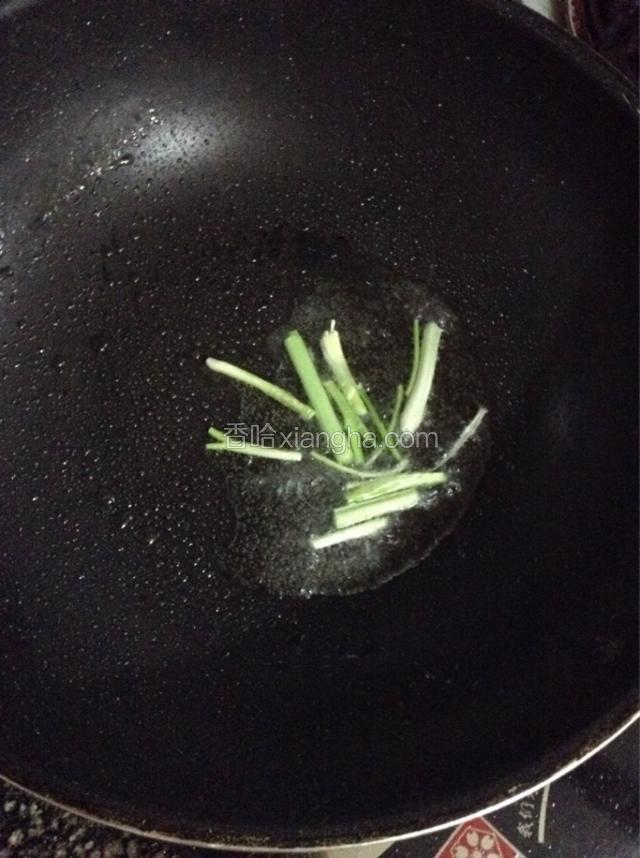 锅中放适量油，下葱段爆香。