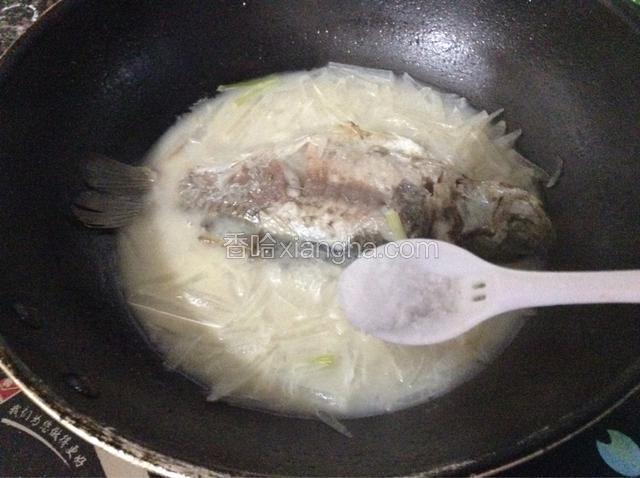炖到汤色浓郁加适量盐融化入味即可出锅。