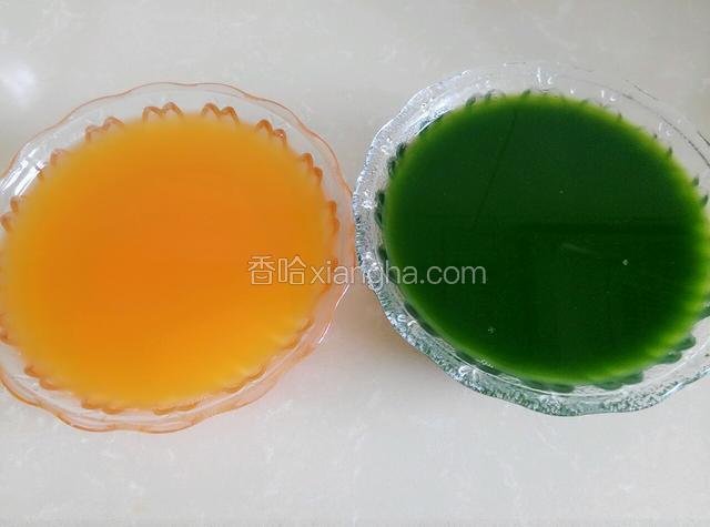 先把菠菜洗干净，放锅中焯一下，把胡萝卜和菠菜用榨汁机榨成汁备用