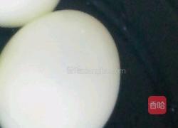 红油辣椒豆瓣酱凉拌鸡蛋蛋的做法图解1