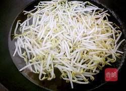 绿豆芽炒粉条的做法图解1