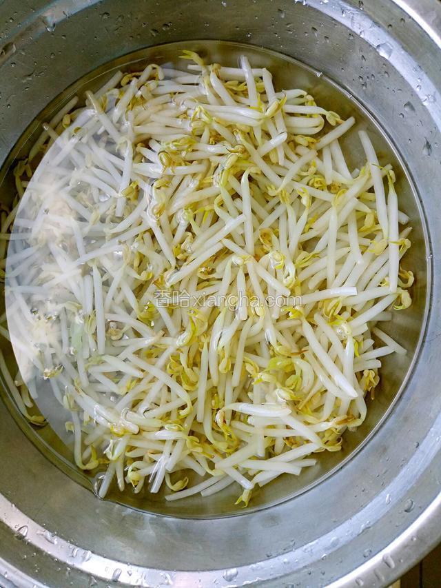 焯熟凉水过凉捞出沥干水分备用