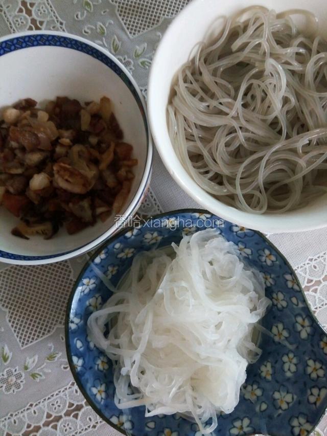 准备包子馅，白萝卜切丝后，开水焯水，过凉水，挤掉萝卜的水份，红薯粉用热水泡发后，切碎，五花肉切小丁，在锅里小火慢慢煸香炒熟。