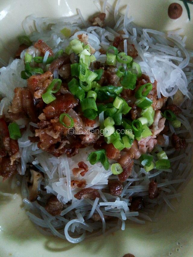 再把白萝卜丝，粉条，五花肉丁加适量盐，五香粉，胡椒粉，香油，葱花拌匀，包子馅就做好了。