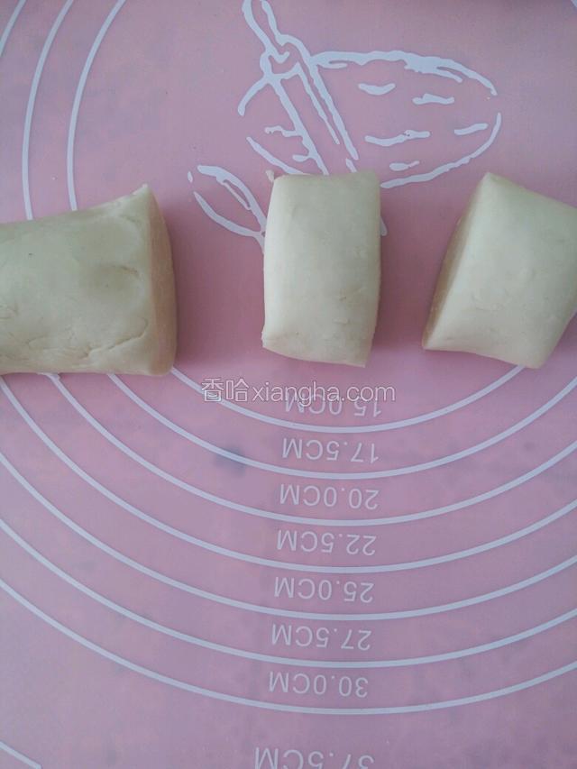 再把面条揉成长条，切成相等大小的剂子。