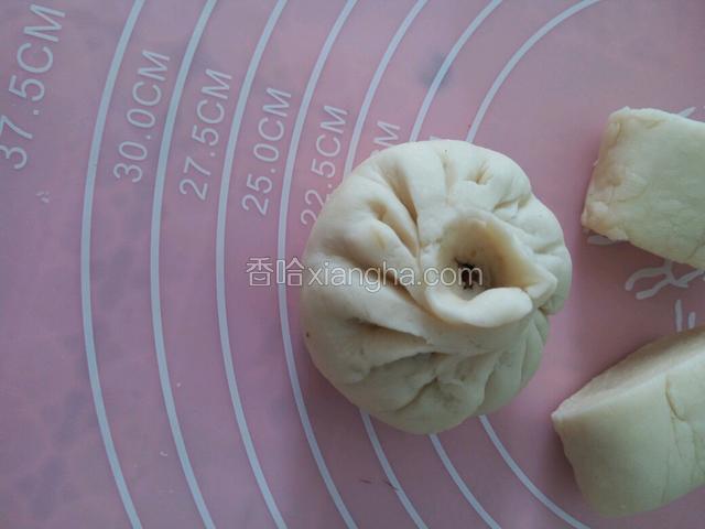 一个个包好。包好的包子再静置搁放十五分钟，让它二次发酵，再放入蒸笼，冷水上锅，大火上汽，小火蒸十分钟就可以了。