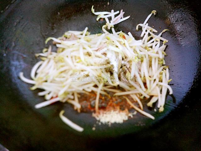 加盐，海鲜酱油，花椒粉，醋，鸡精翻炒均匀。