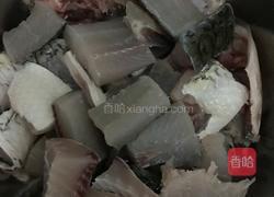 黄豆芽炖香辣鱼的做法图解1