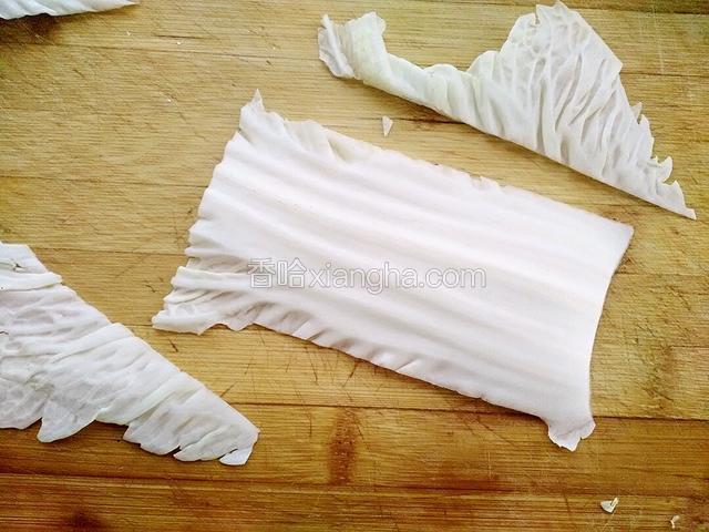 把白菜帮两边多余的去掉