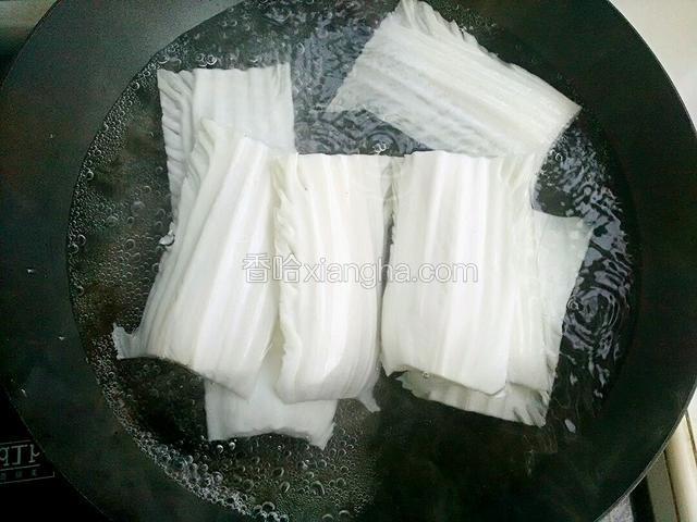 水烧开把白菜帮子放入锅里煮，一两分钟