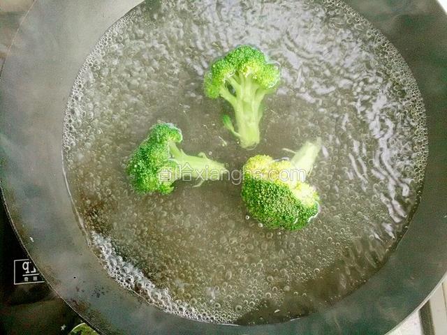 再把西兰花放水里煮一下