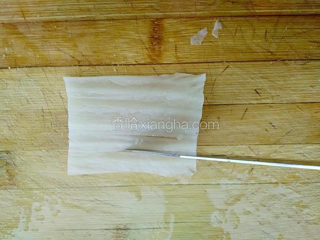 用小刀把白菜在切掉一部分，再用小刀从中间划五道就可以了。