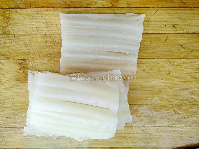 把剩下的白菜帮的划好