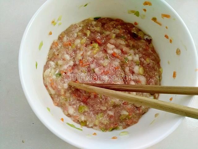 胡萝卜切末，葱姜切末，加盐，鸡精，耗油，少许料酒。少许蛋清。搅拌均匀。