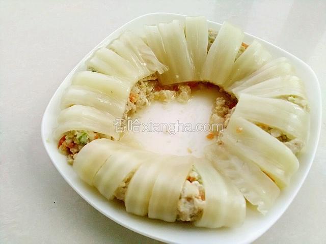 蒸好白菜，我放在小的盘子里了，我是为了拍照，自己家吃就不需要这样麻烦了。