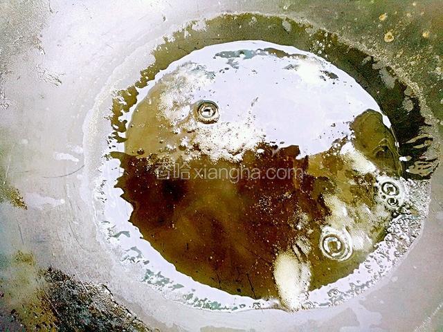 开始调汁，我是把蒸菜的汁到入锅里，加酱油，盐。鸡精。耗油。搅拌均匀，勾芡就可以，淋在蒸好的津白上即可。