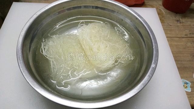 米粉泡水，冷水大概泡半小时