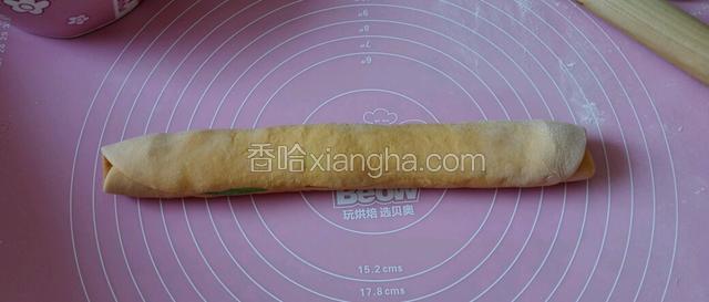 按大小从下到上放好，卷起。
