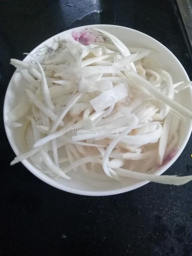 把杏鲍菇撕成丝装盘备用