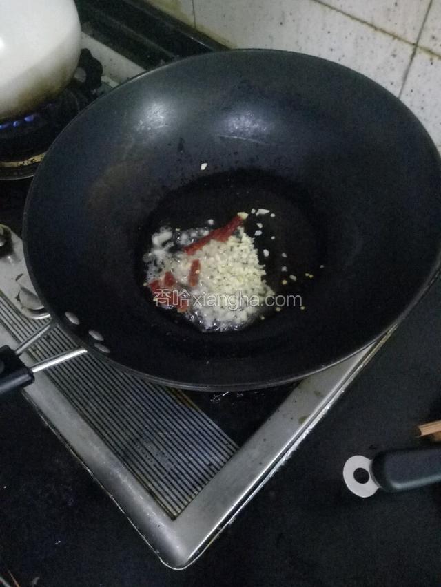锅里放入花生油，烧成五成热，倒入生姜，辣椒炒香