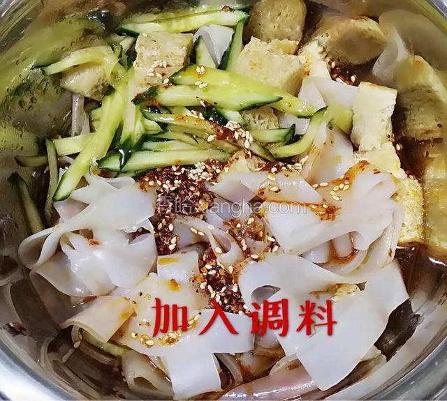 全部做完后切条，加入黄瓜丝，凉皮汤，油泼辣子，醋，香油，盐调味，美味出锅啦！