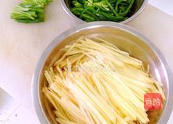 土豆炒青椒的做法图解1