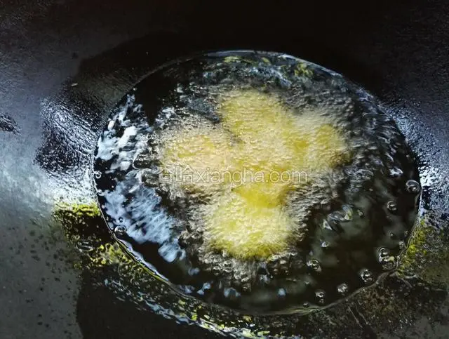 净锅放适量油开小火将卷心菜饼炸至浮出油面呈金黄色即可