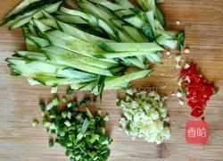 黄瓜拌凉粉的做法图解2