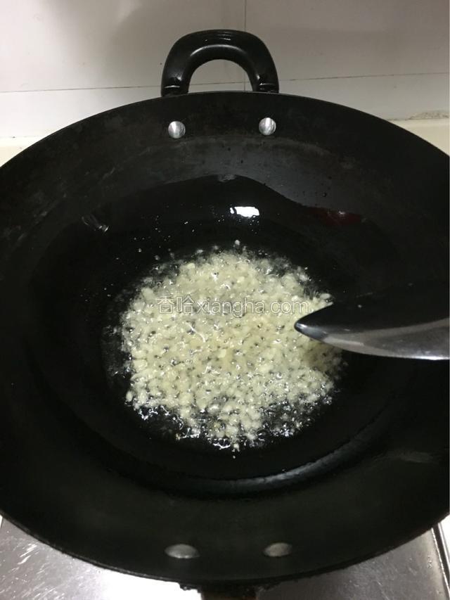 锅里大火热油关小火，放入蒜蓉姜蓉炒香