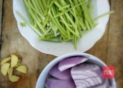 素炒西芹洋葱的做法图解1