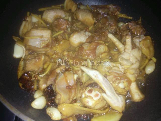 可以闻见佐料的味道时放入腌好的鸡块入锅翻炒