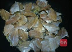 香煎扒皮鱼干的做法图解6