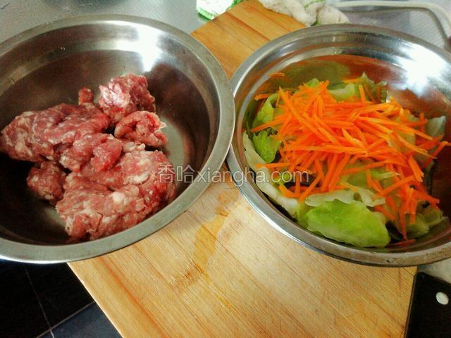 猪肉剁馅，卷心菜胡萝卜洗净用水焯一下