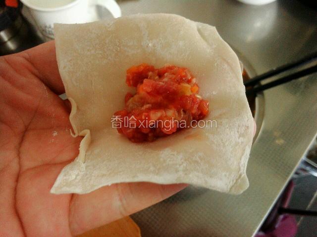 买的馄饨皮，拿出一片，中间放馅
