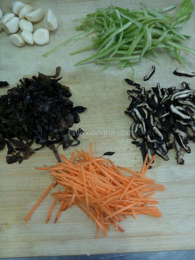 将胡萝卜，青椒，香菇，木耳，玉兰片切丝