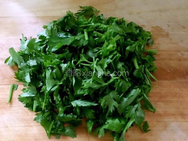 把芹菜切成长短适中的段，然后放到盆里。