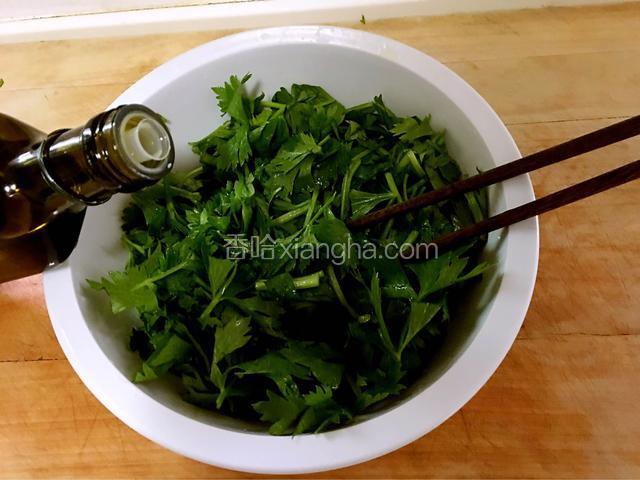 先在芹菜上放少许食用油，用筷子拌均