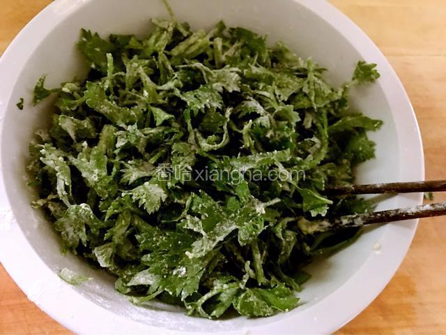 拌好的芹菜。